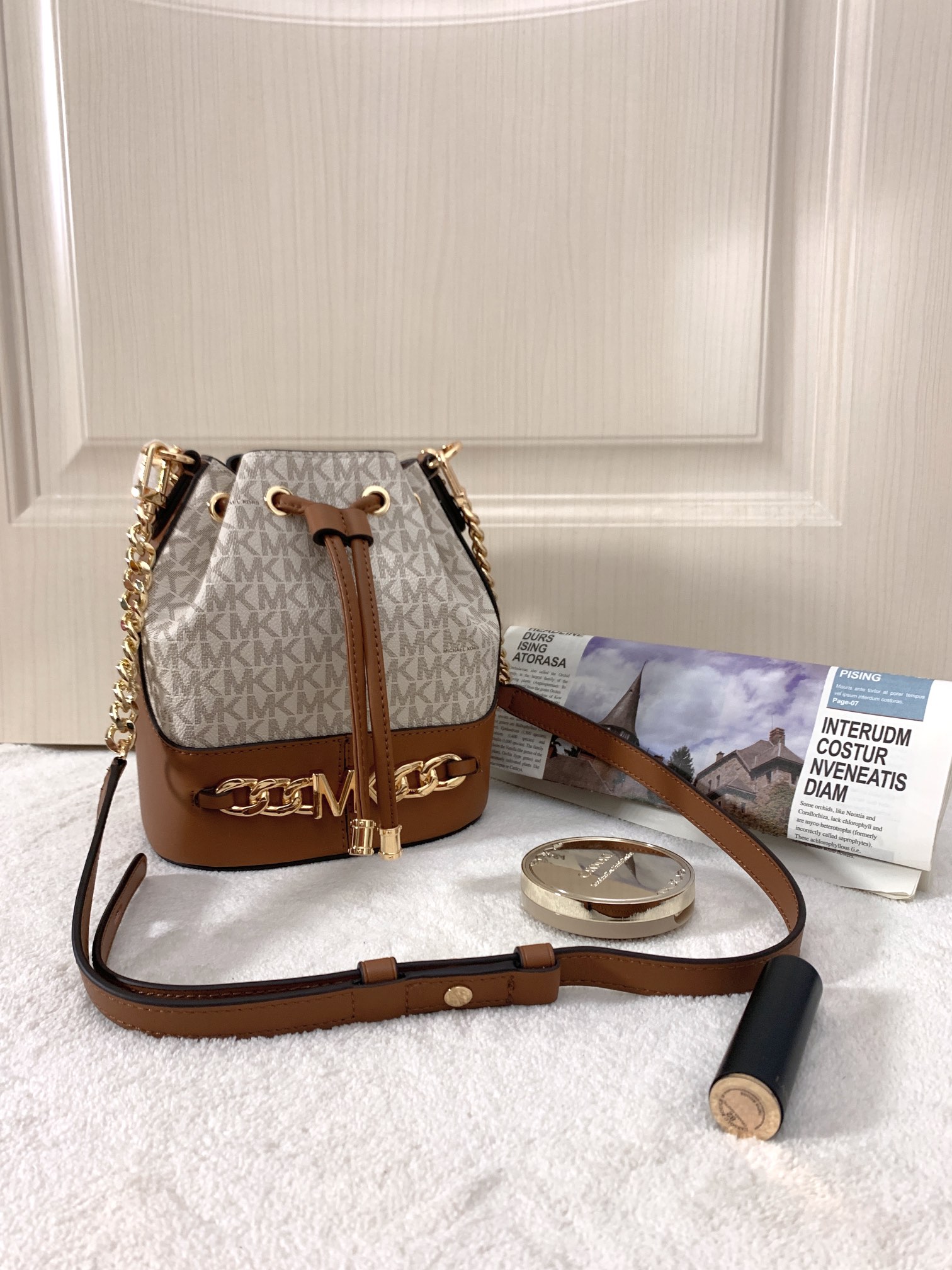 Michael Kors ～采用精美皮革打造 柔软立体包型搭配MK金属件装饰