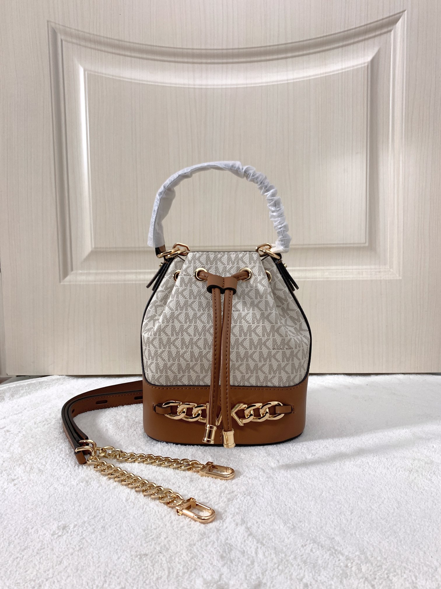 Michael Kors ～采用精美皮革打造 柔软立体包型搭配MK金属件装饰