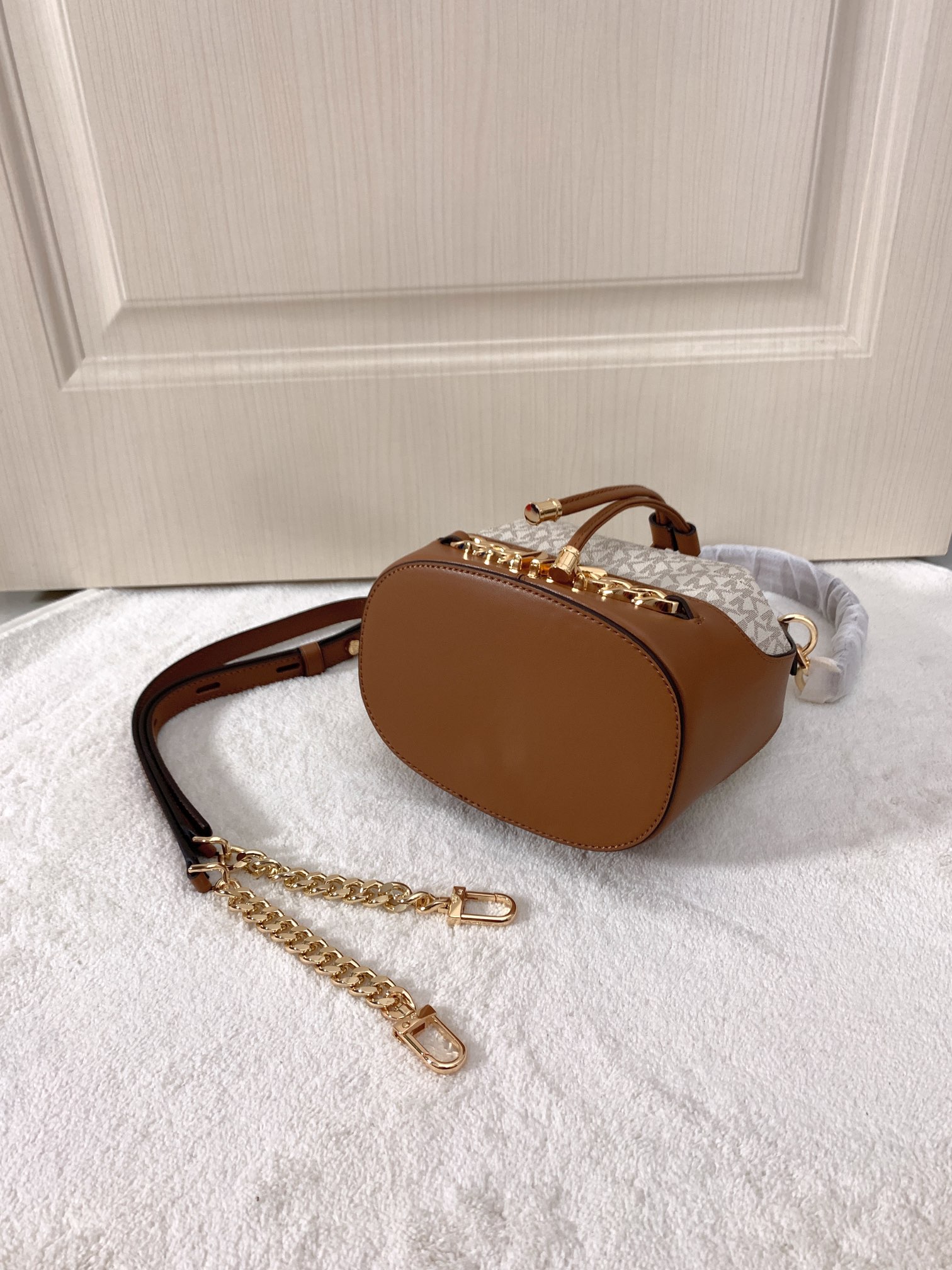 Michael Kors ～采用精美皮革打造 柔软立体包型搭配MK金属件装饰