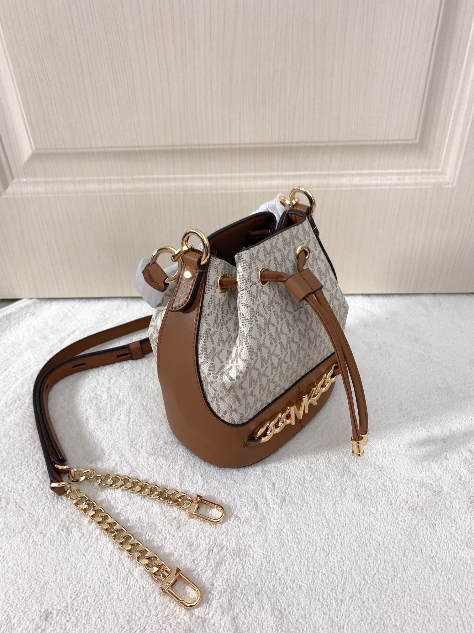 Michael Kors ～采用精美皮革打造 柔软立体包型搭配MK金属件装饰
