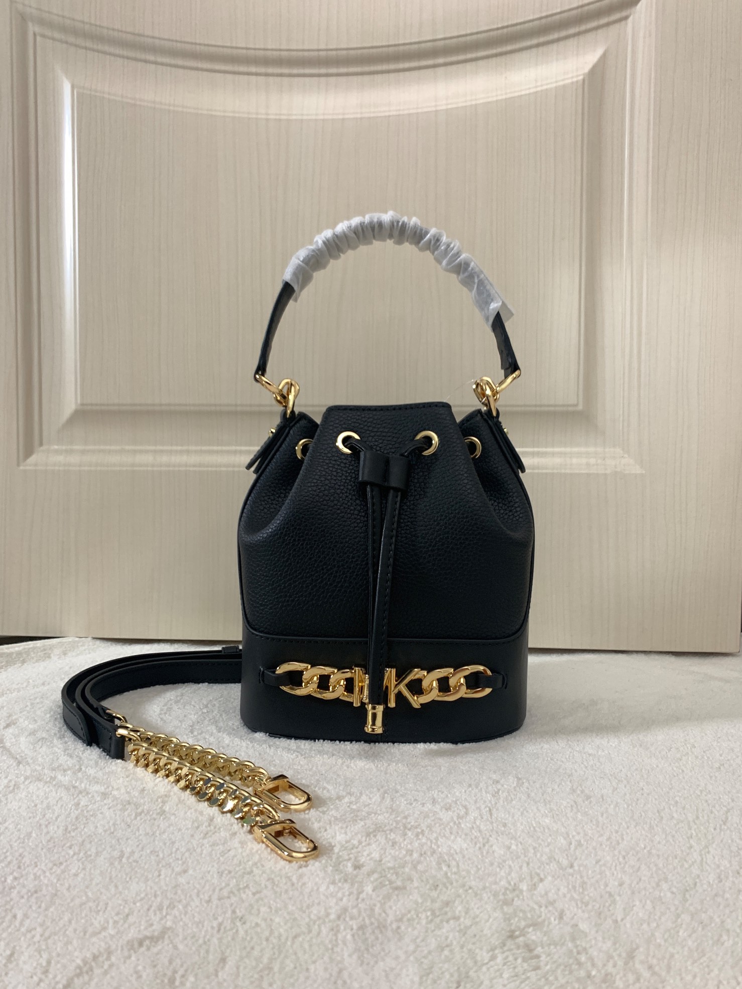Michael Kors ～采用精美皮革打造 柔软立体包型搭配MK金属件装饰