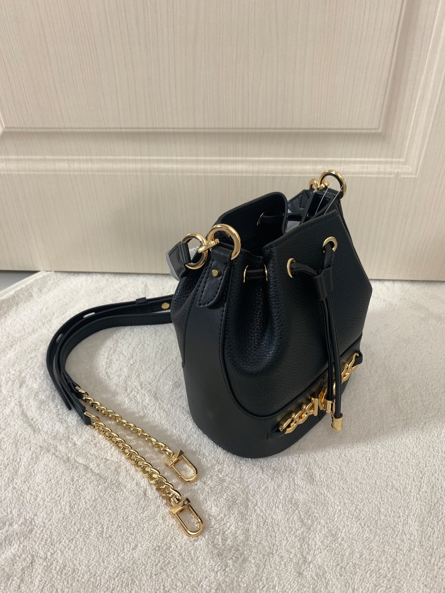 Michael Kors ～采用精美皮革打造 柔软立体包型搭配MK金属件装饰