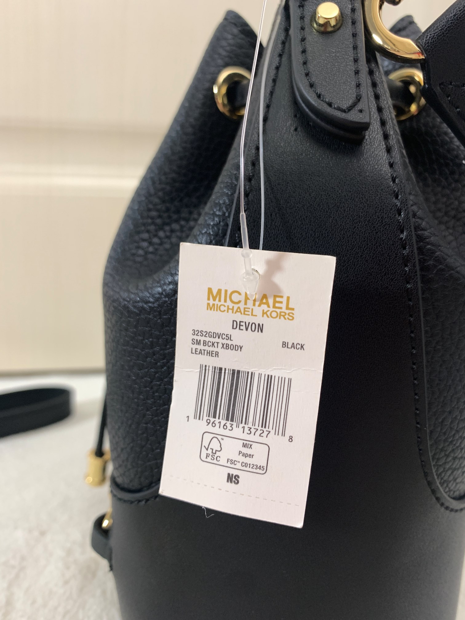 Michael Kors ～采用精美皮革打造 柔软立体包型搭配MK金属件装饰