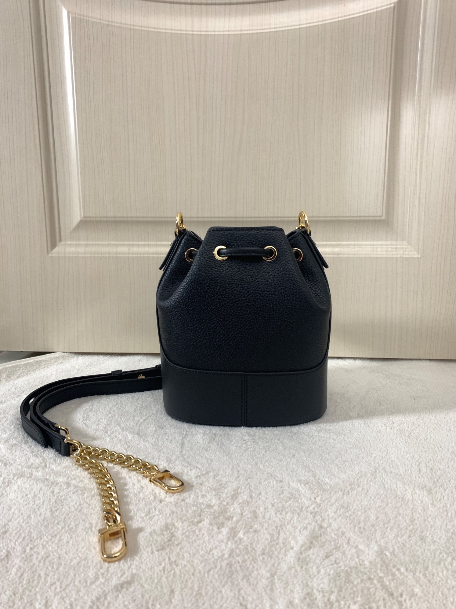 Michael Kors ～采用精美皮革打造 柔软立体包型搭配MK金属件装饰