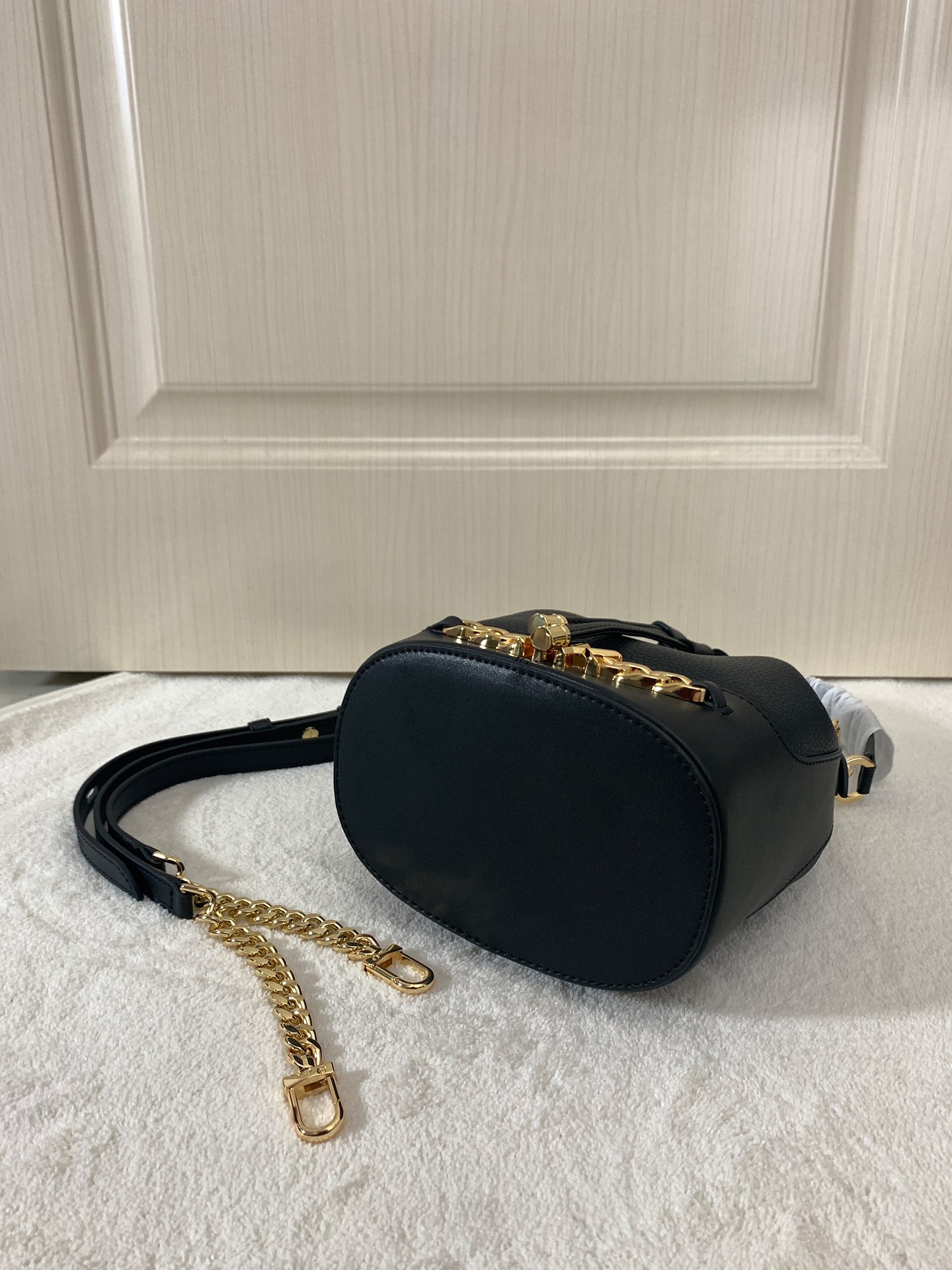 Michael Kors ～采用精美皮革打造 柔软立体包型搭配MK金属件装饰