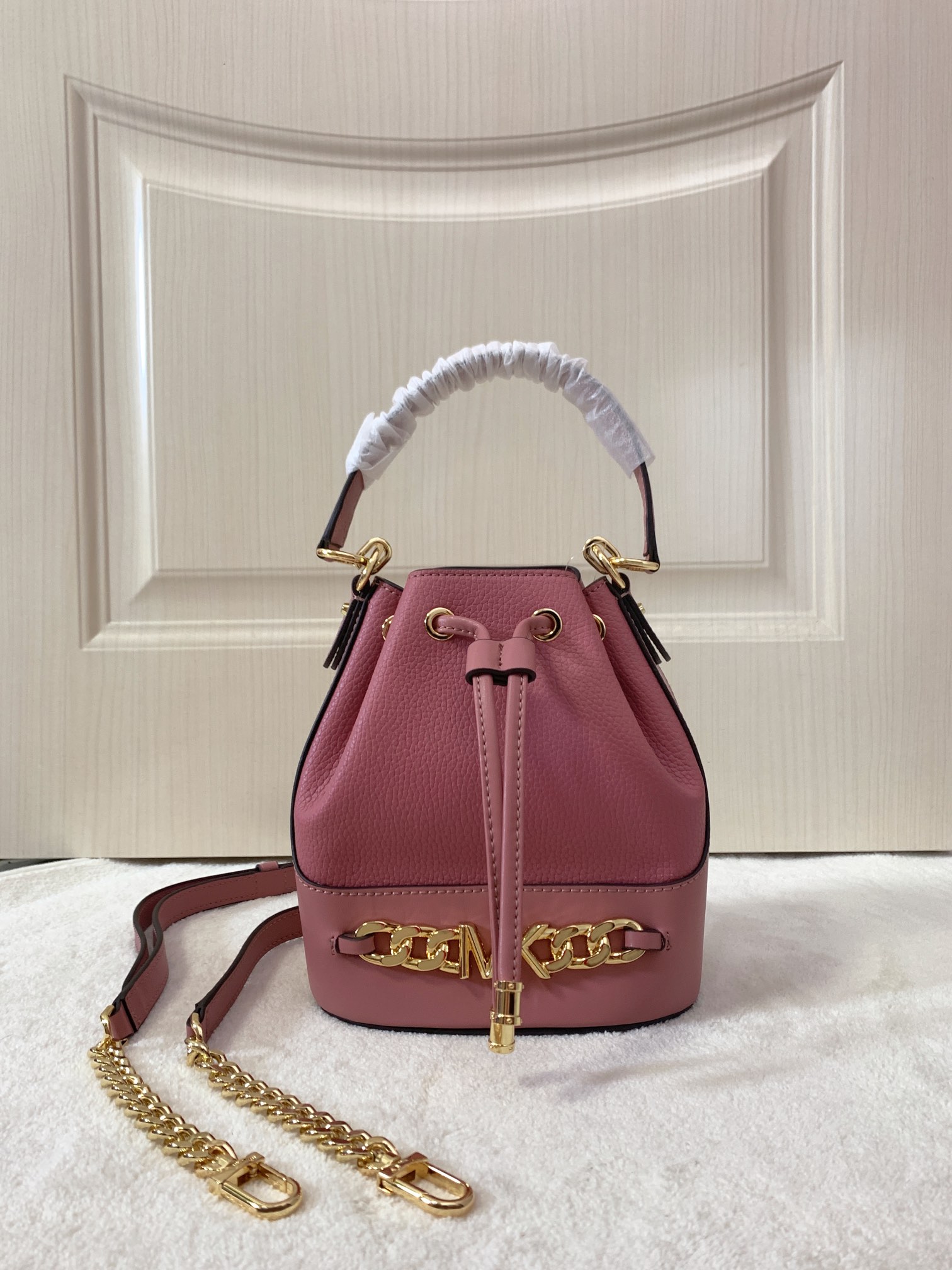 Michael Kors ～采用精美皮革打造 柔软立体包型搭配MK金属件装饰