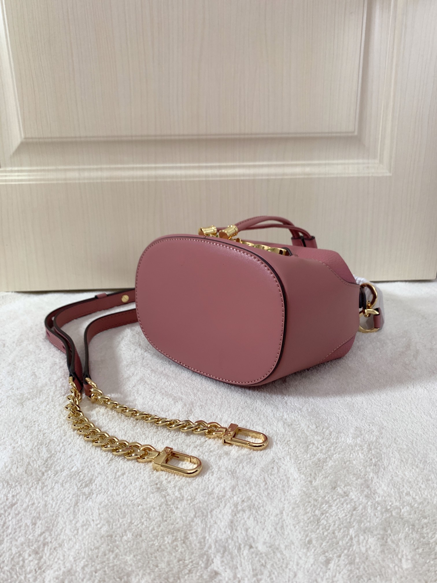 Michael Kors ～采用精美皮革打造 柔软立体包型搭配MK金属件装饰