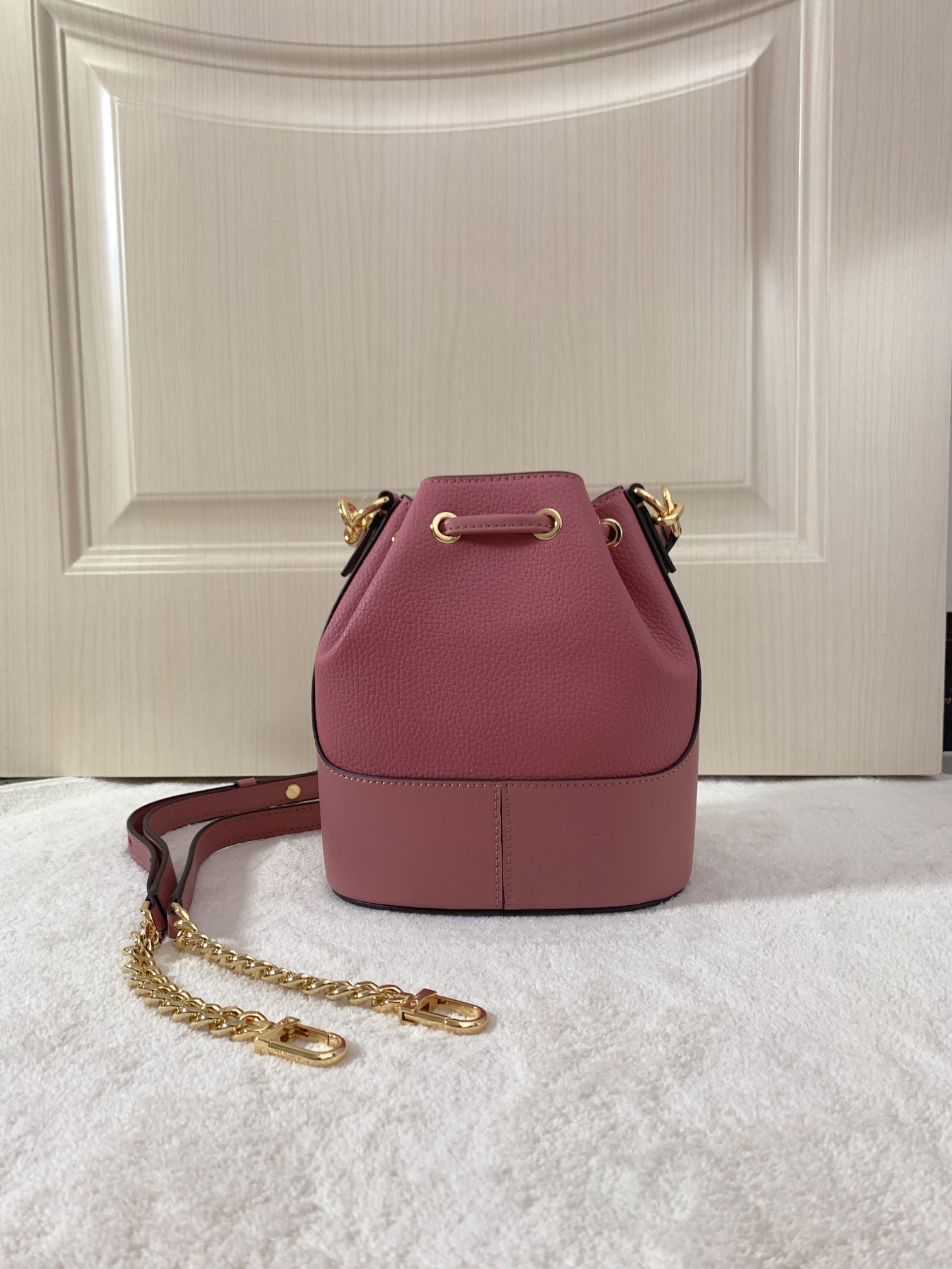 Michael Kors ～采用精美皮革打造 柔软立体包型搭配MK金属件装饰