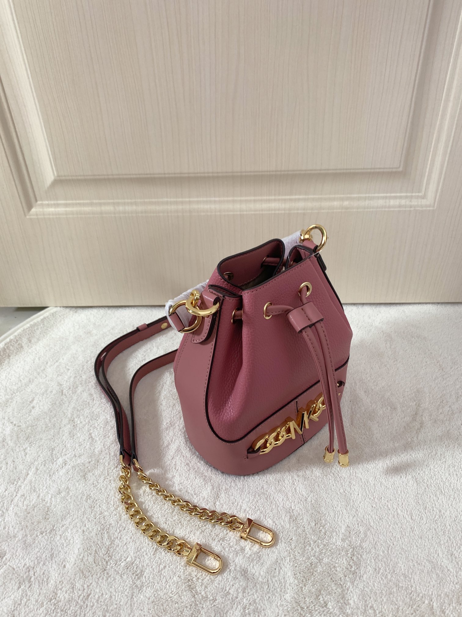 Michael Kors ～采用精美皮革打造 柔软立体包型搭配MK金属件装饰