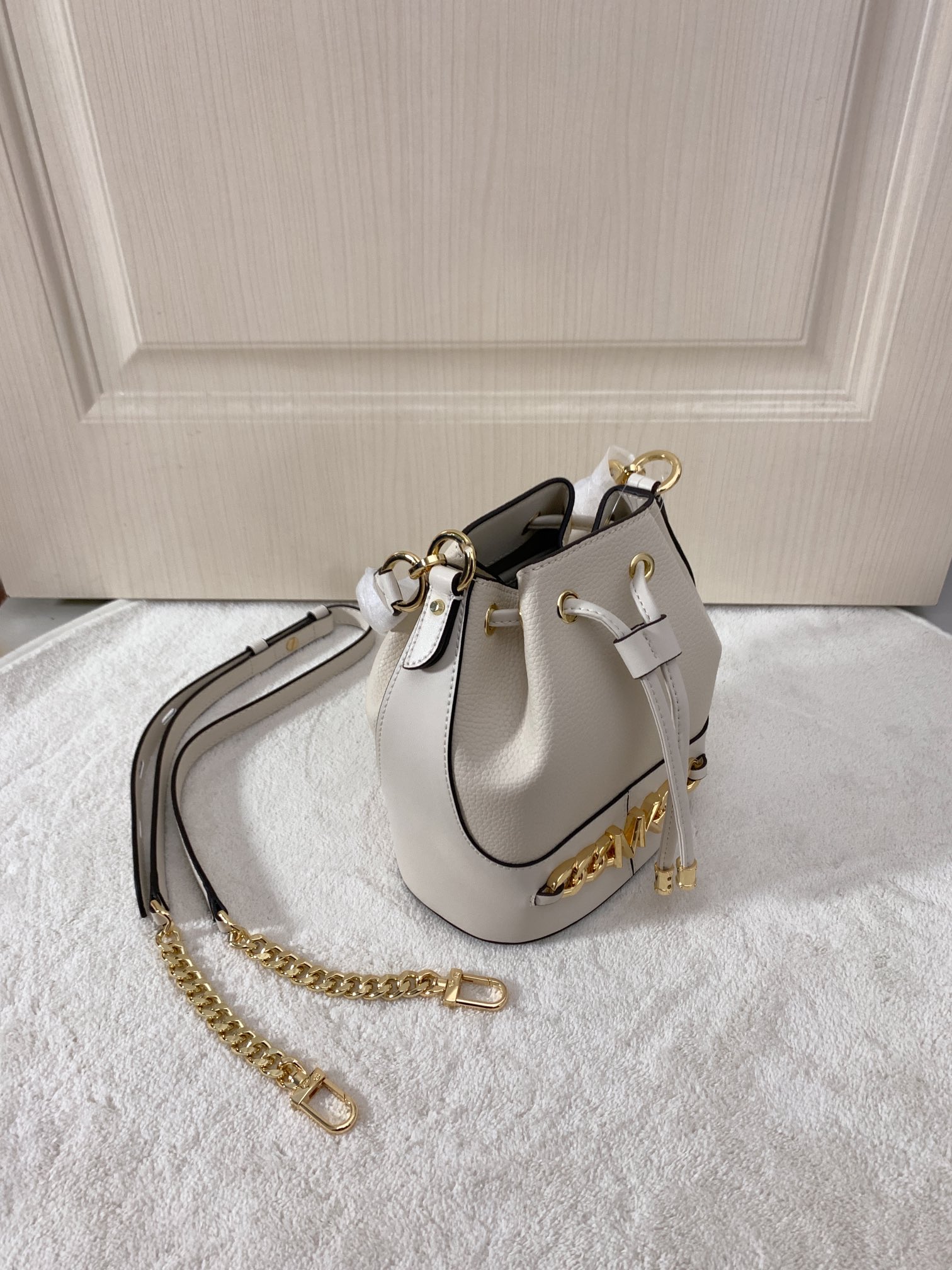 Michael Kors ～采用精美皮革打造 柔软立体包型搭配MK金属件装饰