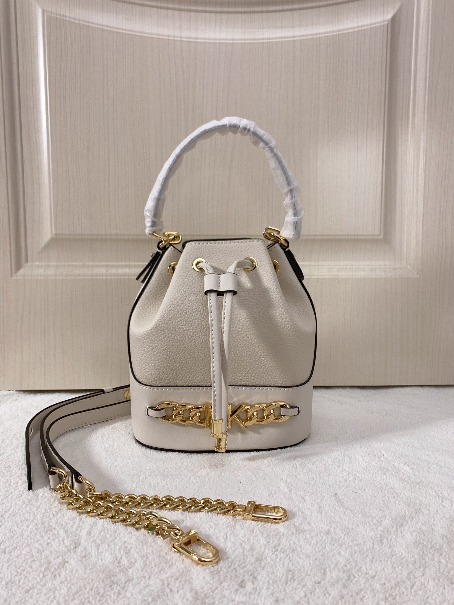 Michael Kors ～采用精美皮革打造 柔软立体包型搭配MK金属件装饰