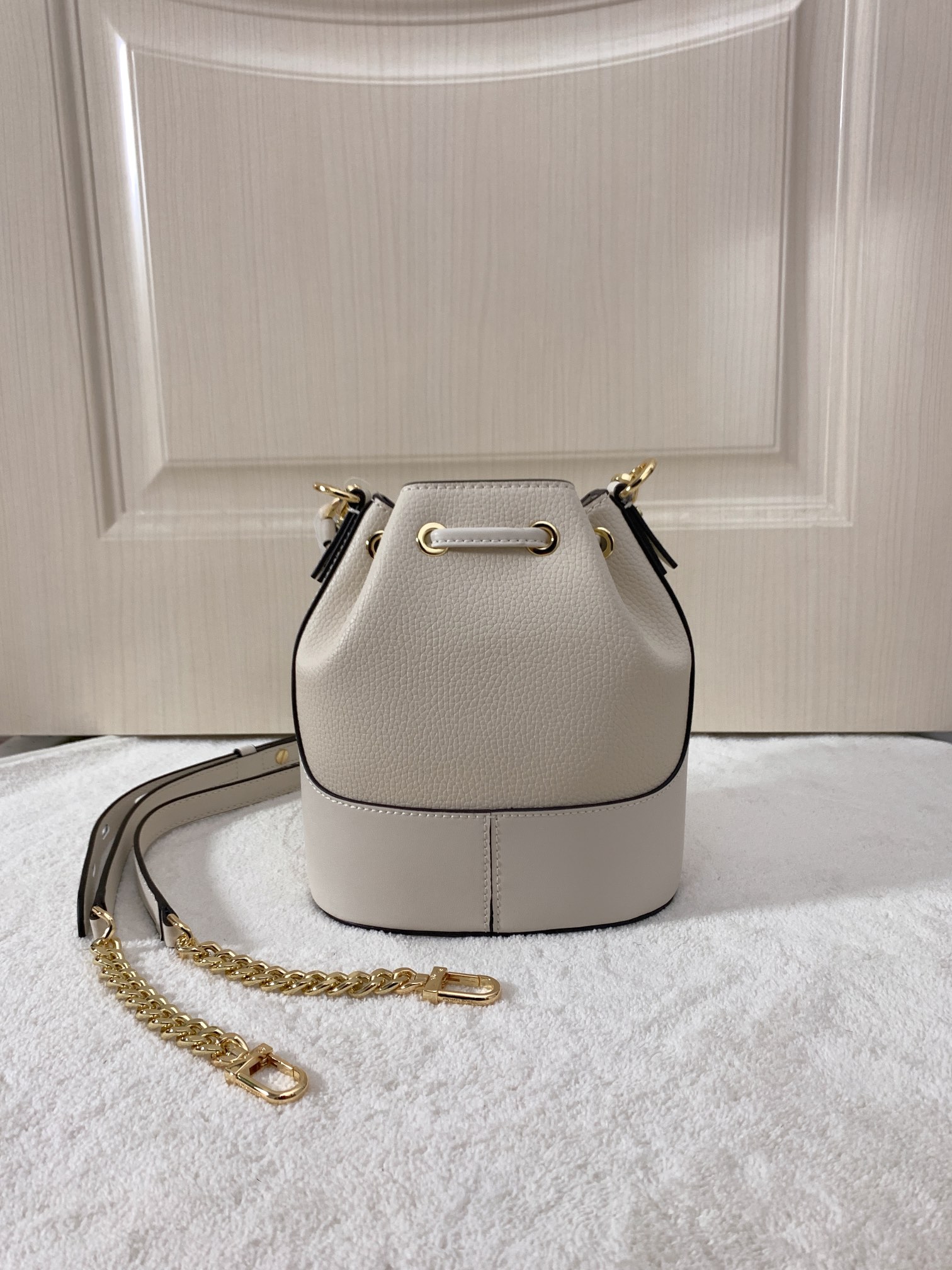 Michael Kors ～采用精美皮革打造 柔软立体包型搭配MK金属件装饰