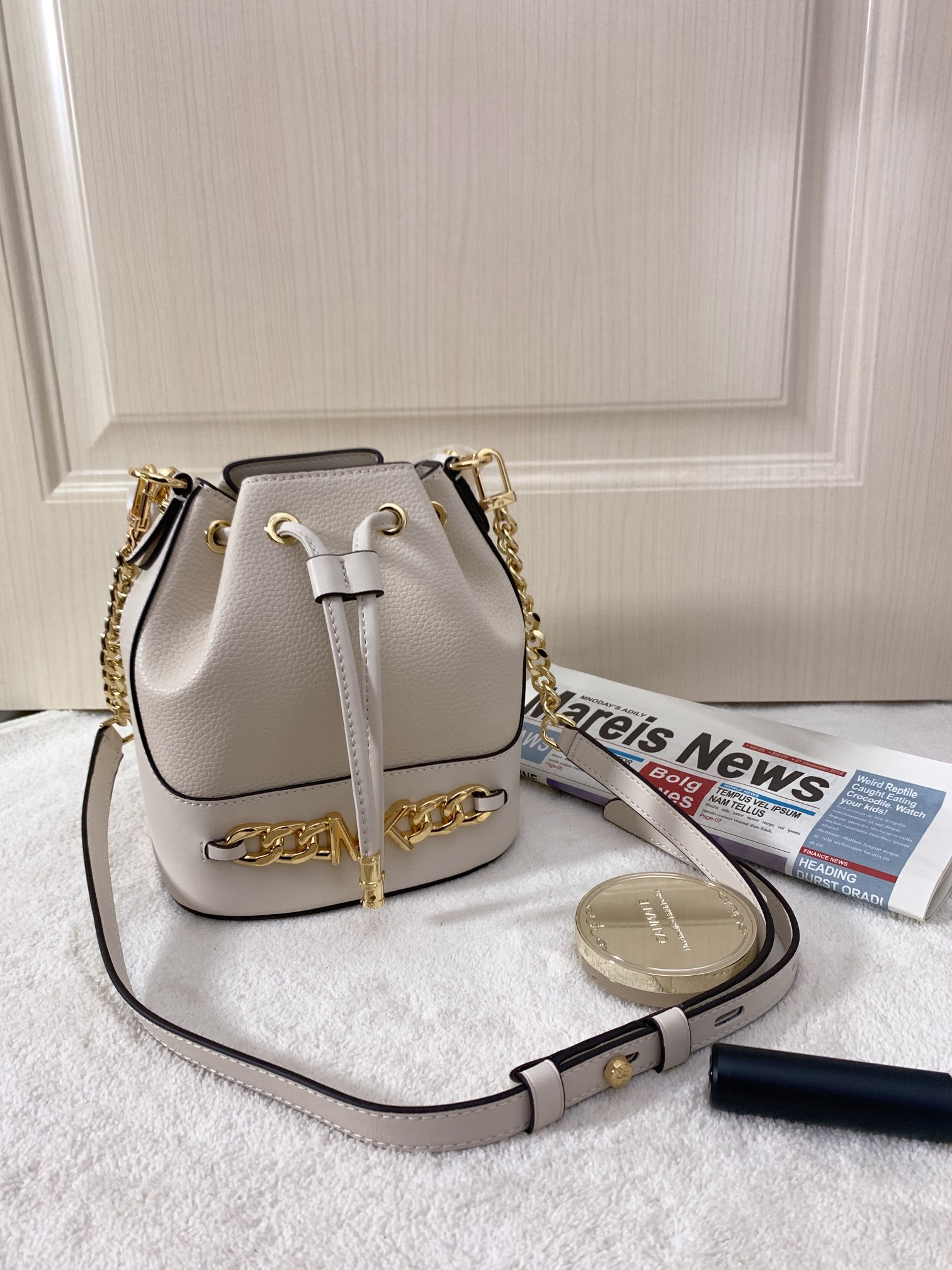 Michael Kors ～采用精美皮革打造 柔软立体包型搭配MK金属件装饰