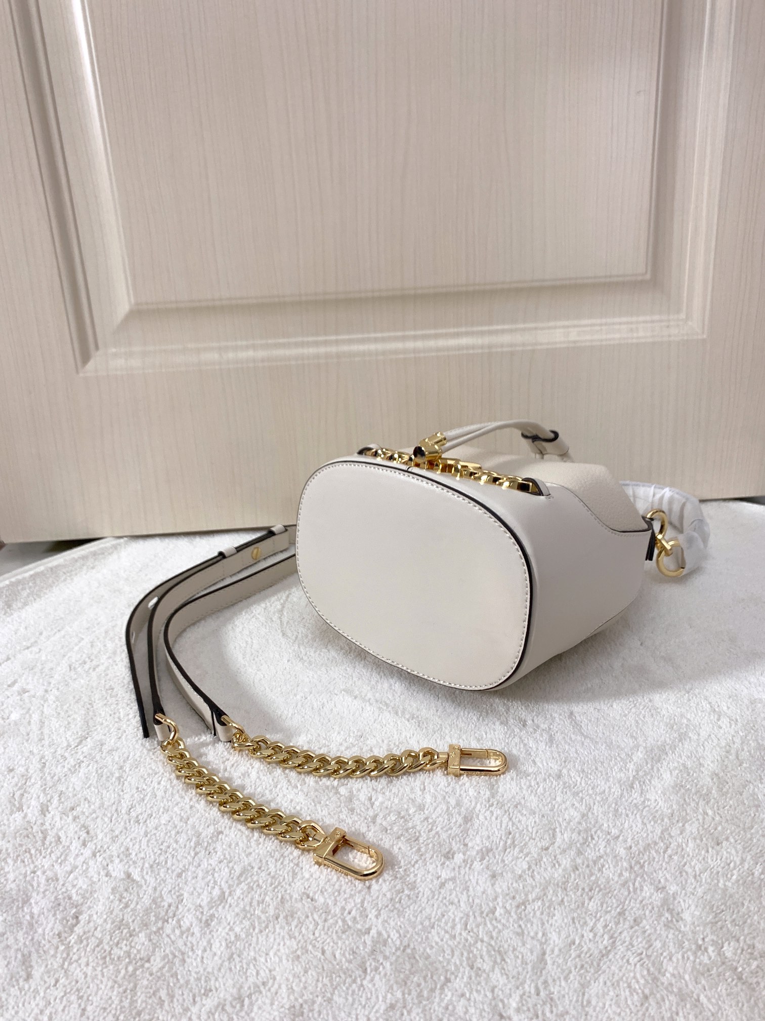 Michael Kors ～采用精美皮革打造 柔软立体包型搭配MK金属件装饰