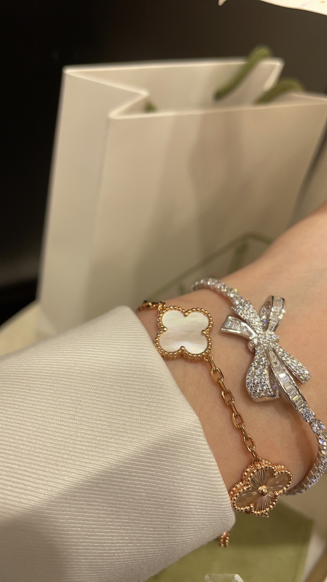 NO:765835,Wearing picture & detailed picture Four-leaf clover white mother-of-pearl stitched laser rose gold five-flower bracelet, bracelet, Cartier high-end jewelry19860909佩戴图&细节图   四叶草白贝母拼接镭射玫瑰金五花手链,,bracelet,卡迪亚高端饰品,Jewelry