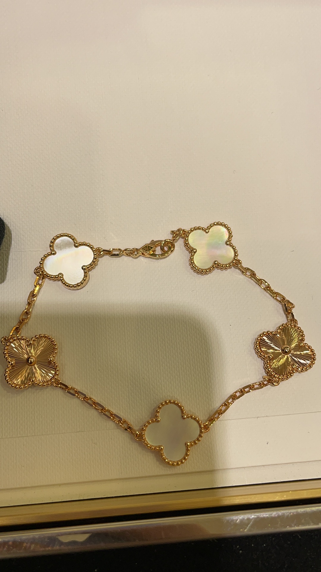 NO:765826,888320, arrived today VCA four-leaf clover and white mother-of-pearl laser rose gold five-flower bracelet zk real gold and real diamonds ~ real shot 925 sterling silver custom-made must-have item for celebrities, white and rich. PS natural shells are not suitable for saunas. It is recommended to take them off after bathing. zp also needs care,, bracelet, pure silver, Cartier high-end jewelry19860909888320,今日到货 VCA四叶草白贝母拼接镭射玫瑰金五花手链 zk真金真钻 ～实拍925纯银定制  名媛白富美必备单品 PS 天然贝壳不宜汗蒸桑拿 建议洗澡取下来. zp也一样需要爱护,,bracelet,pure silver,卡迪亚高端饰品,Jewelry
