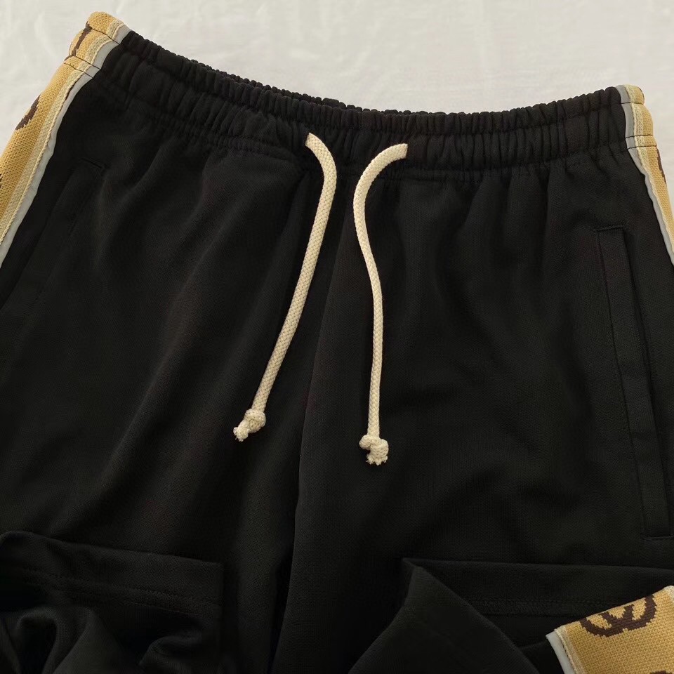 P100 Gucci 反光 男款抽绳短裤
  经典logo，时尚吸睛！
在这个季节上身简直不要太友好
真的不想脱下来~~
码数：Xs S M L