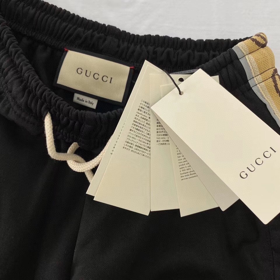 P100 Gucci 反光 男款抽绳短裤
  经典logo，时尚吸睛！
在这个季节上身简直不要太友好
真的不想脱下来~~
码数：Xs S M L