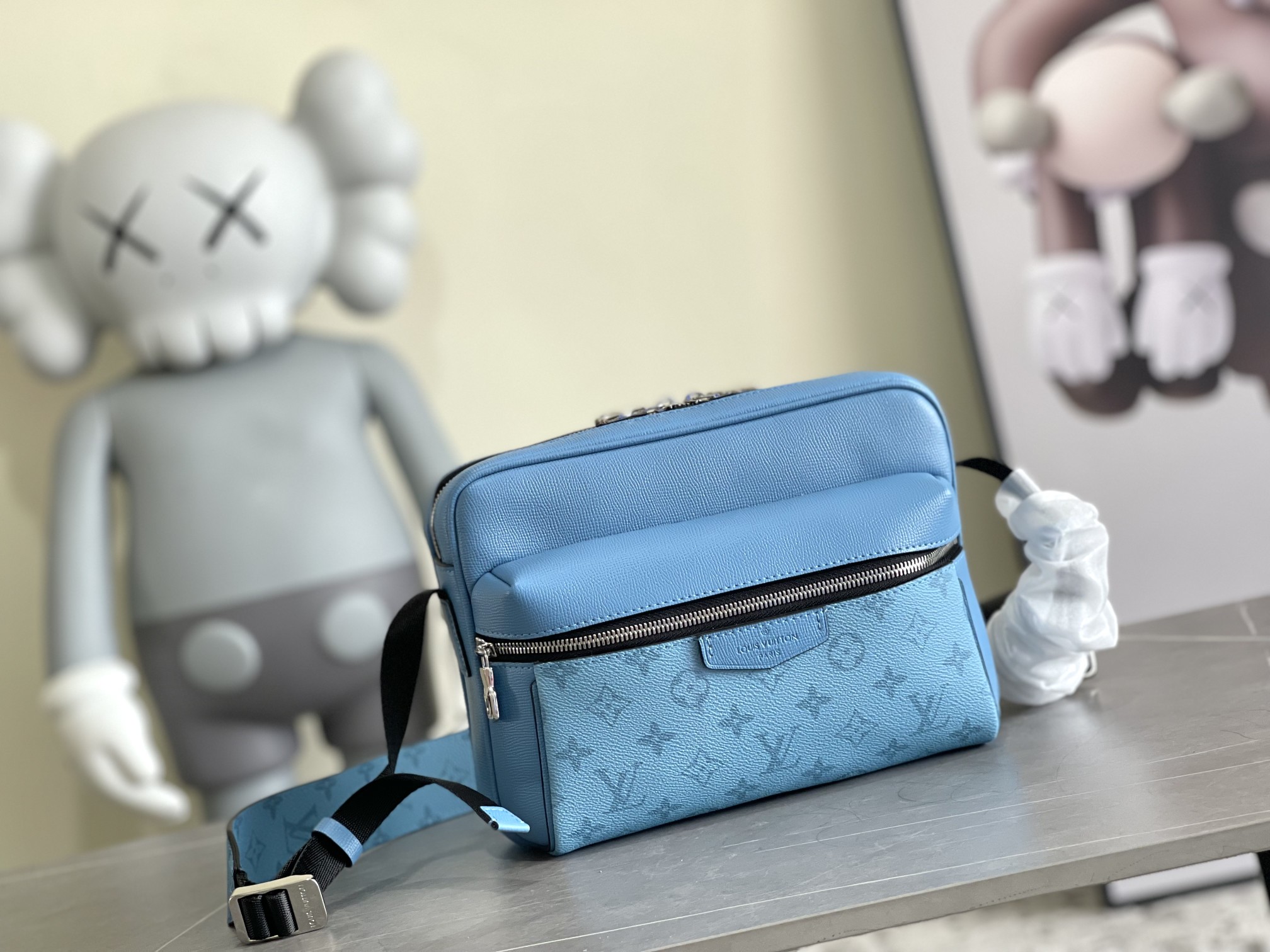 NO:659196,Top Original Order [OUTDOOR Messenger Bag] M30233 30749 Blue This Outdoor messenger bag combines classic canvas and soft Taga leather. It brightens the spring and summer style with eye-catching colors and can also properly store daily travel needs. Size 29.5 x 20 x 10.5 cm, authentic LV, Louis Vuitton19860909顶级原单 【OUTDOOR 邮差包】M30233 30749 蓝色 本款 Outdoor 邮差包融合经典帆布和柔软 Taga 皮革,以瞩目色调点亮春夏造型,亦可妥善收纳日常出行所需. 尺寸29.5 x 20 x 10.5 厘米,正品级LV,louis vuitton,Bag