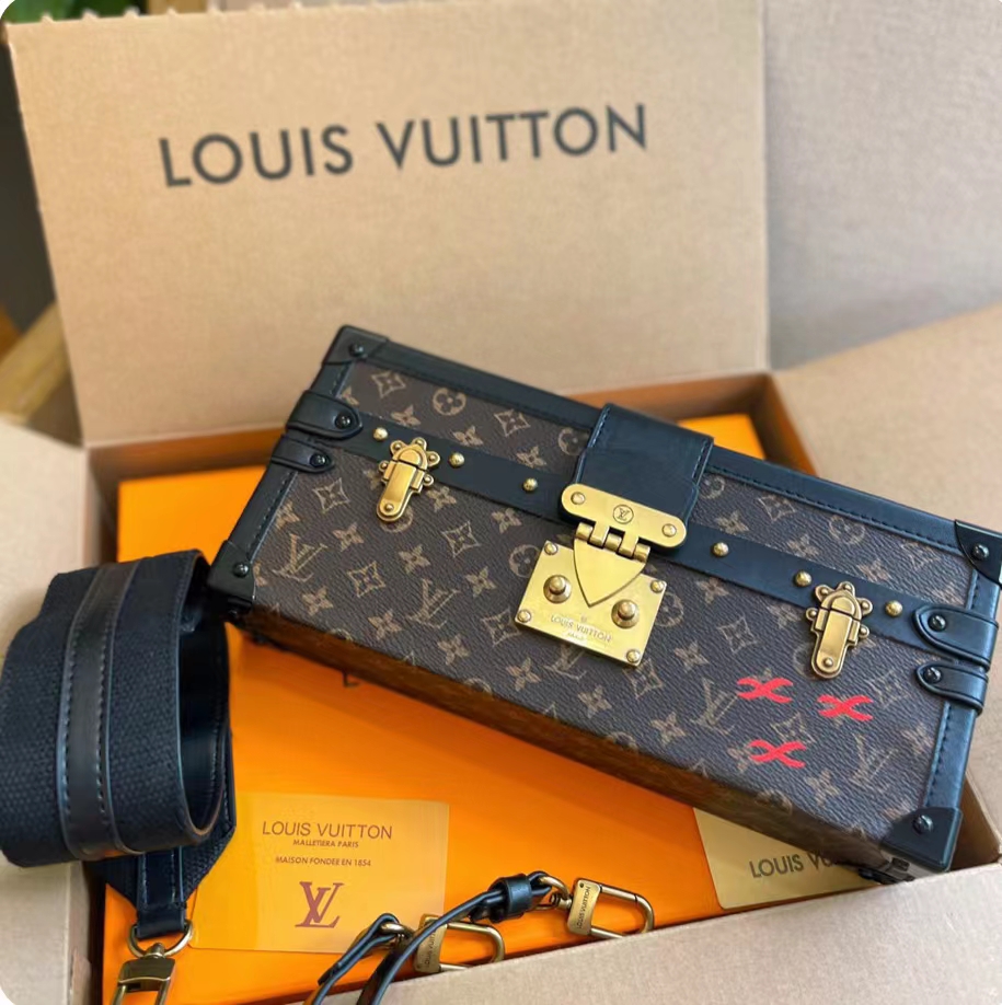 K0 很精致 磁扣两边的五金是复古黑金处理 长盒子包搭配酷黑风格的着装，哇，超帅了就….尺寸：26*6*12cm