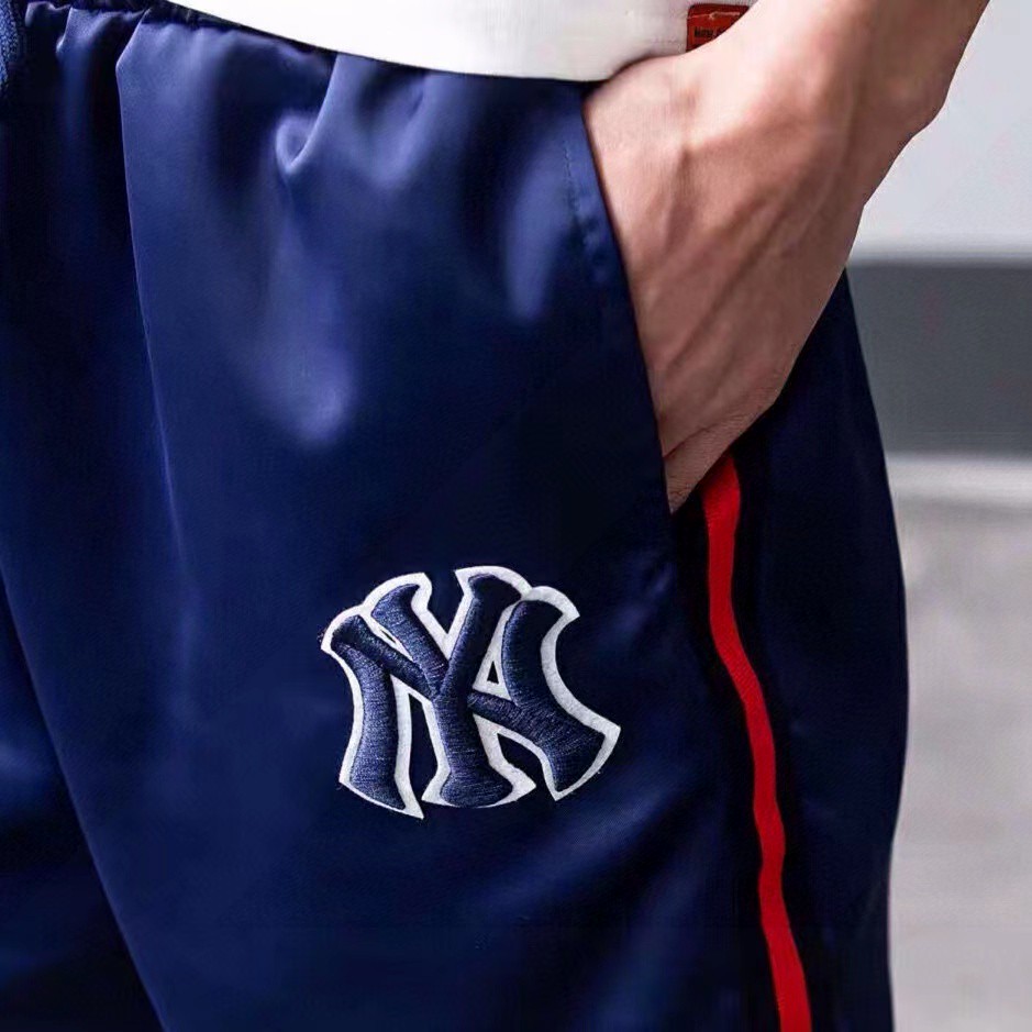 特价60💰不退换无优惠不包邮
夏季新款MLB纽约洋基队NY情侣款短裤，上身帅气百搭，炸街神器， 男女都能轻松驾驭【夏季爆款】

面料质感丝滑细腻，舒适透气不闷热，上身效果极佳，宽松版型， 经典NY大logo刺绣，立体感十足 ，细节满满，强烈推荐，可完美搭配各种奢潮单品，走线工整，做工精致，三标齐全 


颜色:藏蓝色
尺码:M -XL 
  腰围   裤长   臀围 
M 64   52    108
L 66     53    112
XL 68    54    116