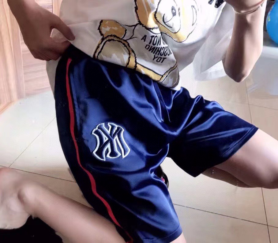 特价60💰不退换无优惠不包邮
夏季新款MLB纽约洋基队NY情侣款短裤，上身帅气百搭，炸街神器， 男女都能轻松驾驭【夏季爆款】

面料质感丝滑细腻，舒适透气不闷热，上身效果极佳，宽松版型， 经典NY大logo刺绣，立体感十足 ，细节满满，强烈推荐，可完美搭配各种奢潮单品，走线工整，做工精致，三标齐全 


颜色:藏蓝色
尺码:M -XL 
  腰围   裤长   臀围 
M 64   52    108
L 66     53    112
XL 68    54    116