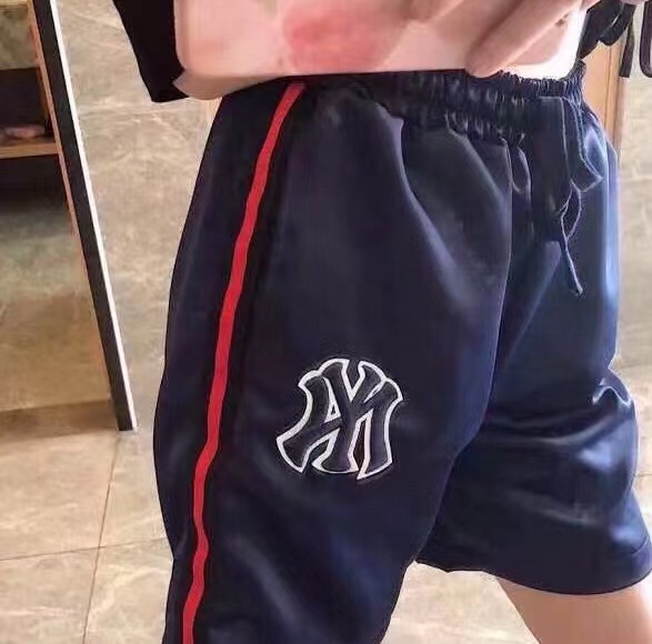 特价60💰不退换无优惠不包邮
夏季新款MLB纽约洋基队NY情侣款短裤，上身帅气百搭，炸街神器， 男女都能轻松驾驭【夏季爆款】

面料质感丝滑细腻，舒适透气不闷热，上身效果极佳，宽松版型， 经典NY大logo刺绣，立体感十足 ，细节满满，强烈推荐，可完美搭配各种奢潮单品，走线工整，做工精致，三标齐全 


颜色:藏蓝色
尺码:M -XL 
  腰围   裤长   臀围 
M 64   52    108
L 66     53    112
XL 68    54    116