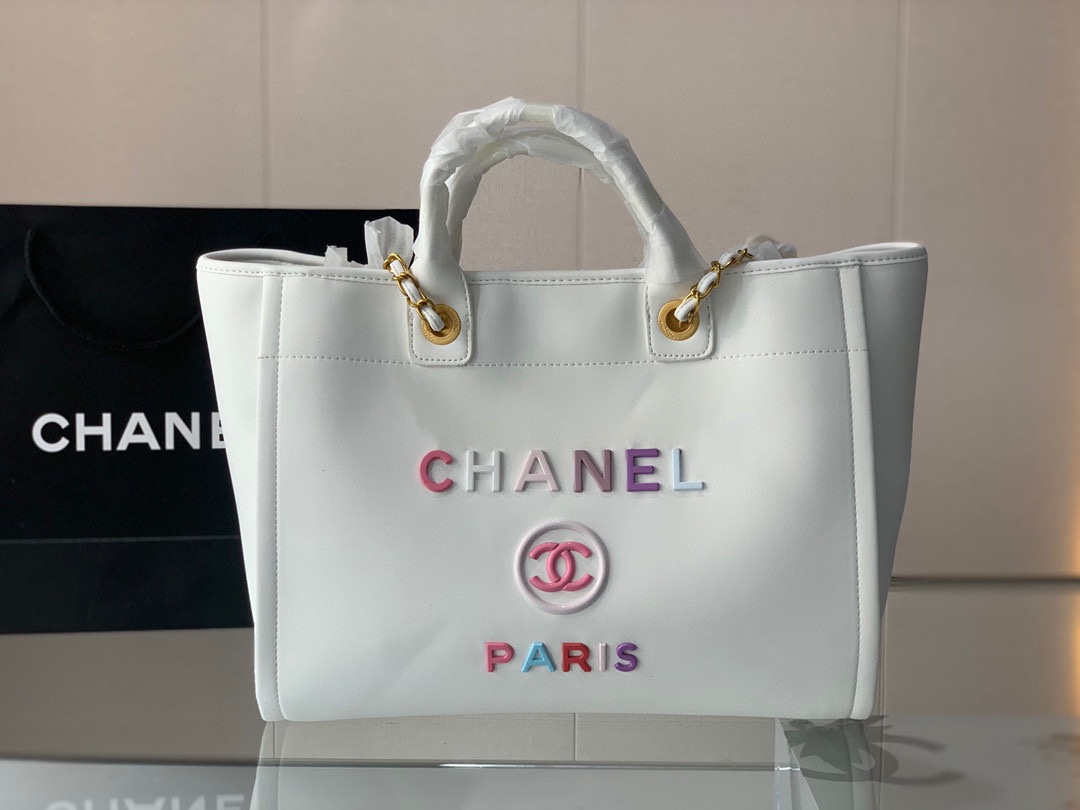 K0 购物袋 CHANEL 沙滩包购物袋 CHANEL沙滩包每年都会出新的款 跟老款不同的logo装饰更加高端大气 容量超级可妈咪包 简约休闲的设计深受欢迎 而且容量够大又轻便时髦 适合日常使用更适合出差旅行时轻轻休闲的搭配，实用性极高 小香沙滩包. 是夏天的小海滩呀~27*38