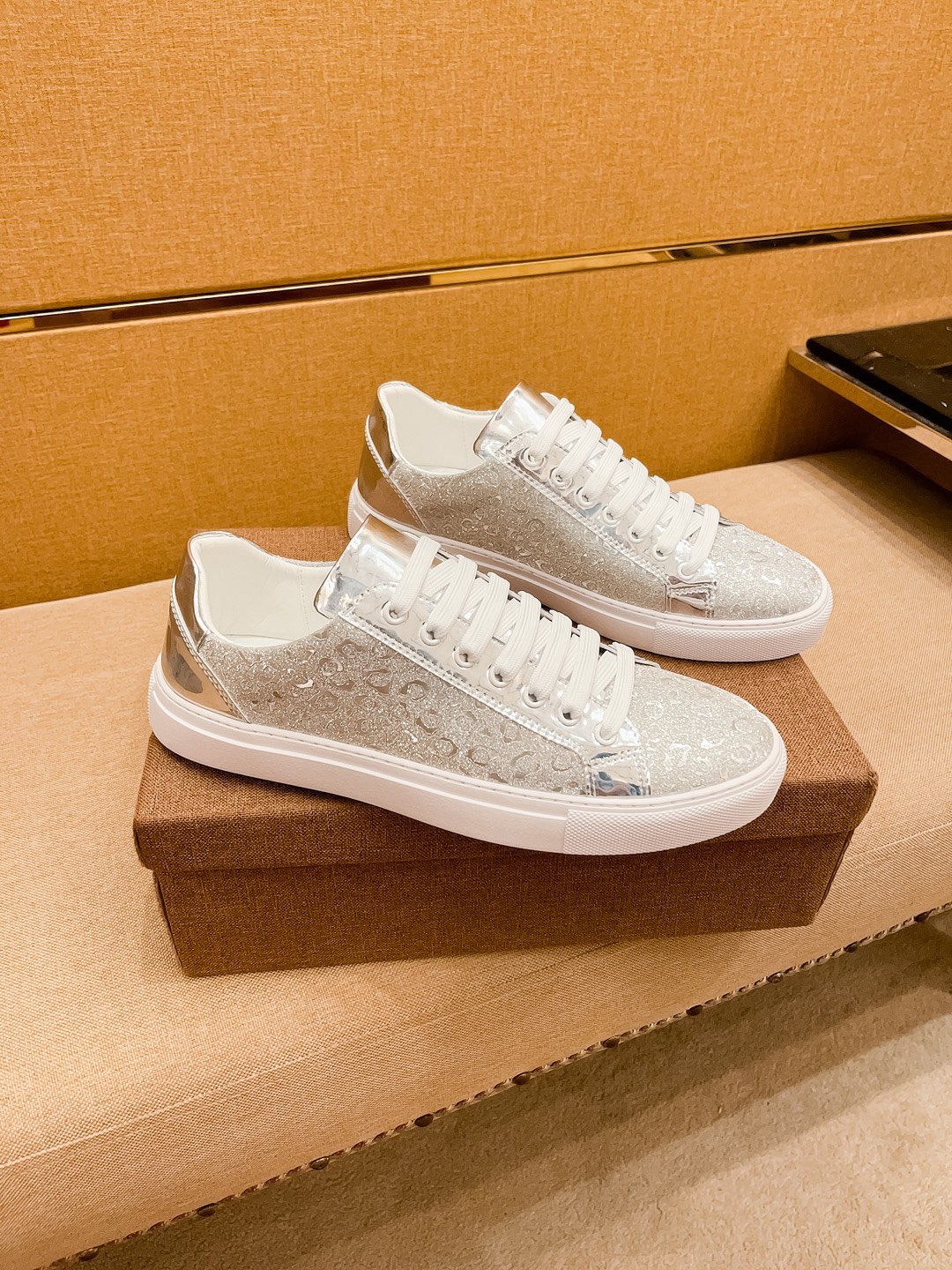 I0 🔥古奇 男鞋高端品牌 官网1：1最新力作：鞋面采用意大利进口头层牛皮搭配 舒适透气内里➕原版防滑耐磨大底制作🔥，让行走更加便捷舒适，惊世之作，与官方的质量相比美的1：1复刻[色]打造时尚个性衬托你的与众不潮男必备!经典🔥