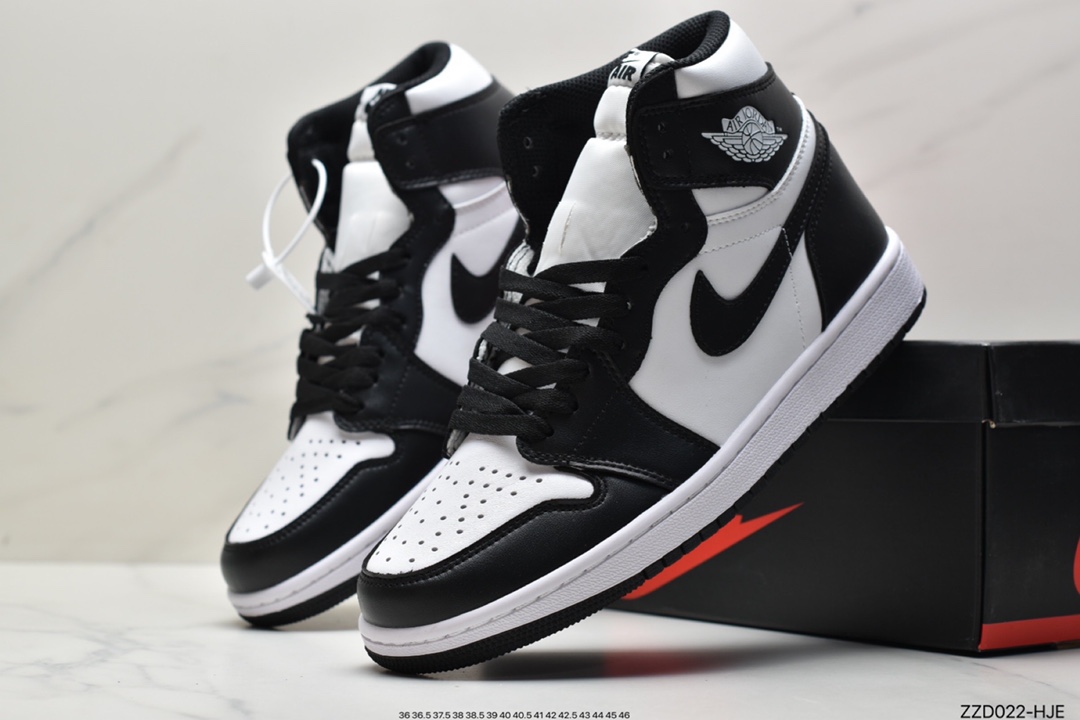 250 在经历了 Nike Dunk Low 与 Air Force 1 后，逢出必火的 “黑白熊猫” 555088-010