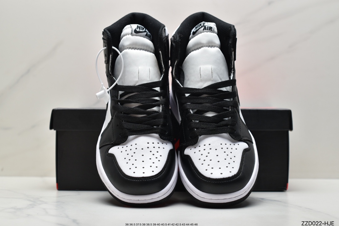 250 在经历了 Nike Dunk Low 与 Air Force 1 后，逢出必火的 “黑白熊猫” 555088-010