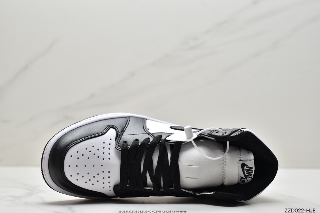 250 在经历了 Nike Dunk Low 与 Air Force 1 后，逢出必火的 “黑白熊猫” 555088-010