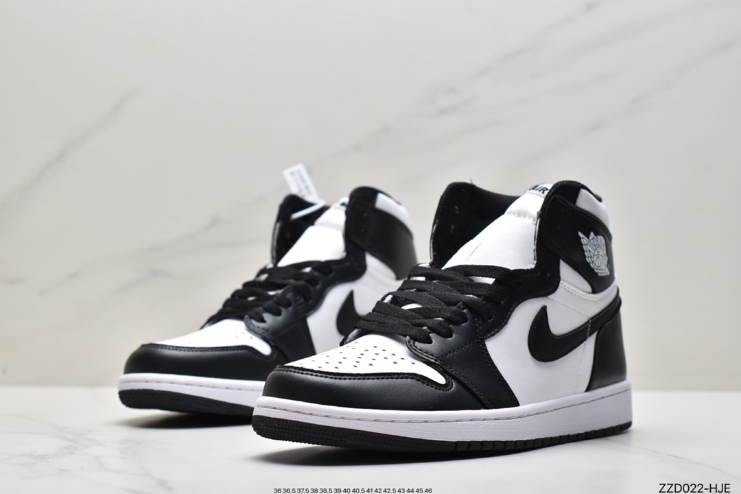 250 在经历了 Nike Dunk Low 与 Air Force 1 后，逢出必火的 “黑白熊猫” 555088-010