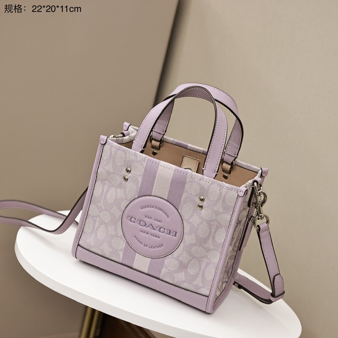 蔻驰Dempsey22托特包💰220 顶级原单/细节完美 材质是织布拼牛皮,出门拎在手上非常的轻便,颜色极具清新氛围,实用与美观兼具的包包。 规格:22*20*11cm