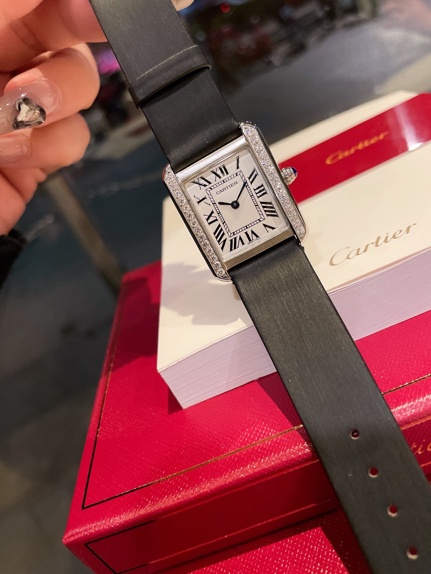 💰260金+20钻+20
卡地亚坦克系列复古腕表 TANK 坦克系列！字面采用立体凸出，316L精钢版，情侣对表，进口瑞士机芯，三码合一。中号27MMX34MM，小号尺寸24MMX31MM。细节打磨，指针颜色，把头弧度，原厂荔枝纹皮带，精钢原装钢带、配贴码，颜色分配：白壳 黄金壳 玫瑰金壳 表带颜色齐全！进口机芯 
TankSolo匠心之作 值得您拥有！