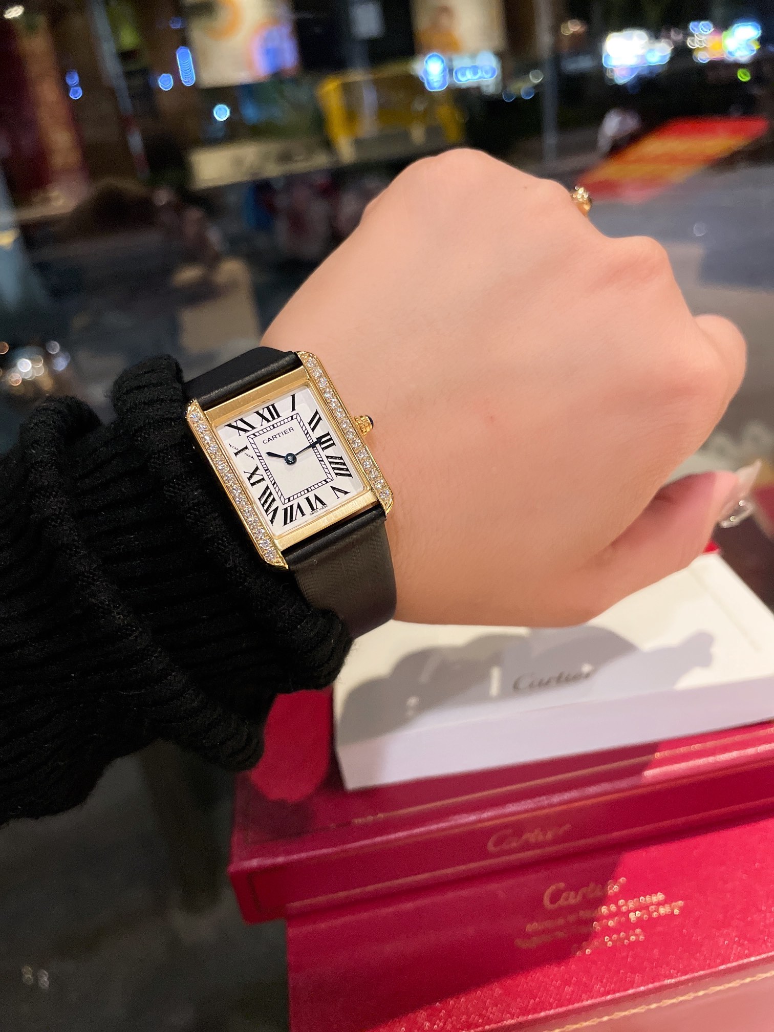 💰260金+20钻+20
卡地亚坦克系列复古腕表 TANK 坦克系列！字面采用立体凸出，316L精钢版，情侣对表，进口瑞士机芯，三码合一。中号27MMX34MM，小号尺寸24MMX31MM。细节打磨，指针颜色，把头弧度，原厂荔枝纹皮带，精钢原装钢带、配贴码，颜色分配：白壳 黄金壳 玫瑰金壳 表带颜色齐全！进口机芯 
TankSolo匠心之作 值得您拥有！