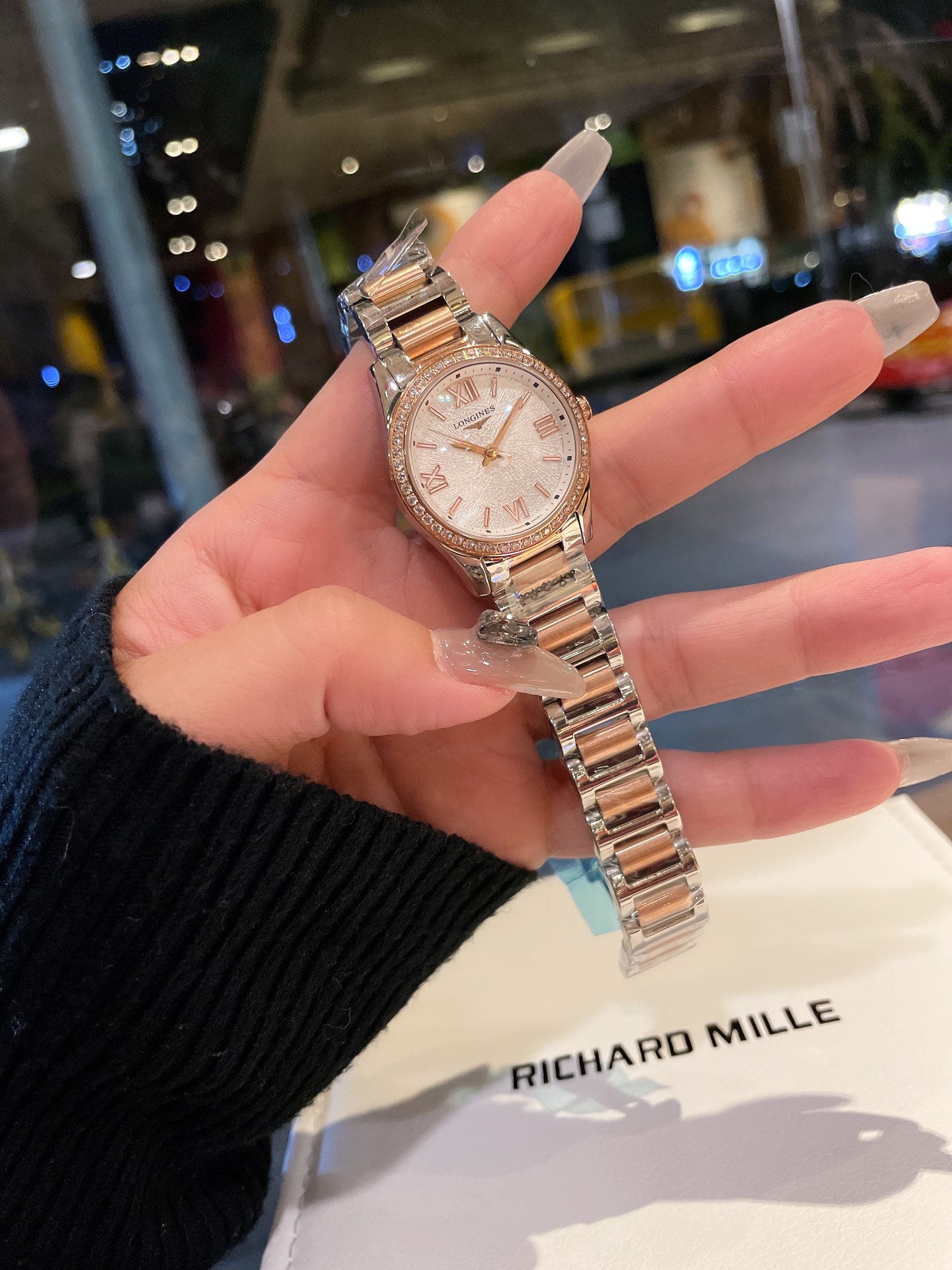 K5   浪琴 Longines 表结合女性材质与动感线条 打造出全新康柏系列Conquest Classic腕表 腕表仍然忠实于该品牌的标志性优雅气质 该系列腕表采用进口日本石英机芯 走时精准无比 并采用精钢表链 精致而细腻 完美符合当代女性需求