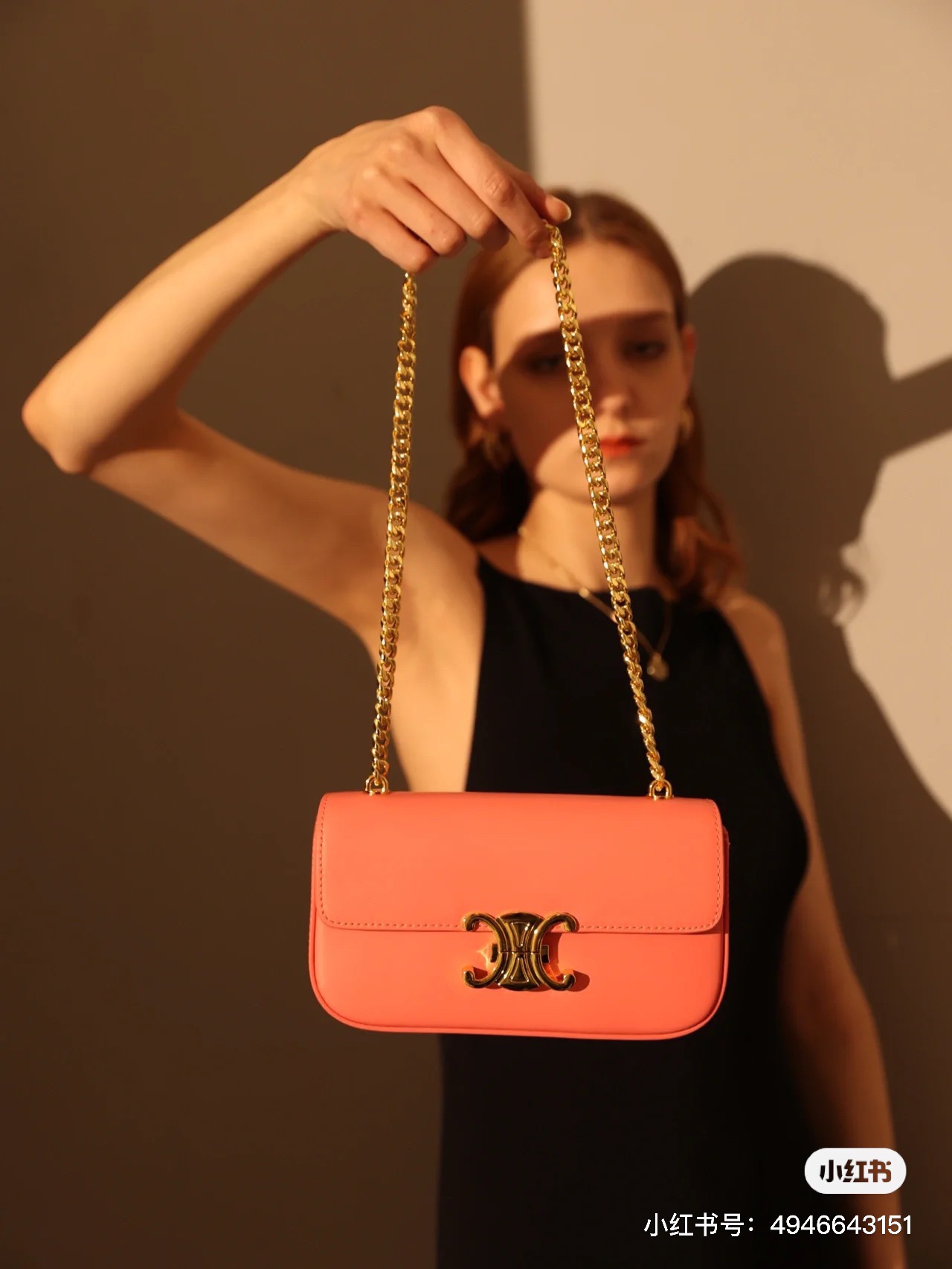 NO:208668,In early spring, a pink Arc de Triomphe underarm bag!  The new Arc de Triomphe underarm bag in early spring is here!  The atmosphere of the whole spring is filled with a sense of circumference!  Matched with exquisite hardware decoration, the bag is fashionable and beautiful. The leather of the bag is slightly shiny, and the calfskin material is flexible and flexible. The leather inside is simple and easy to manage. No matter how selfish you match, you will be in the C position!  If you like it, take it down!  ,Celine,celine,celine,cowhide19860909早春来一只粉嫩的凯旋门腋下包！ 早春新款凯旋门腋下包来啦！拉满整个春天的氛 围感！ 搭配精致的五金装饰,包包时髦又好看 包包皮质略带光泽感,小牛皮材质手感弹韧 里面做的皮质内里,简洁好打理 不管自私搭配你都是C位！喜欢的赶紧拿下哟！,赛琳celine,celine,celine,cowhide,Bag