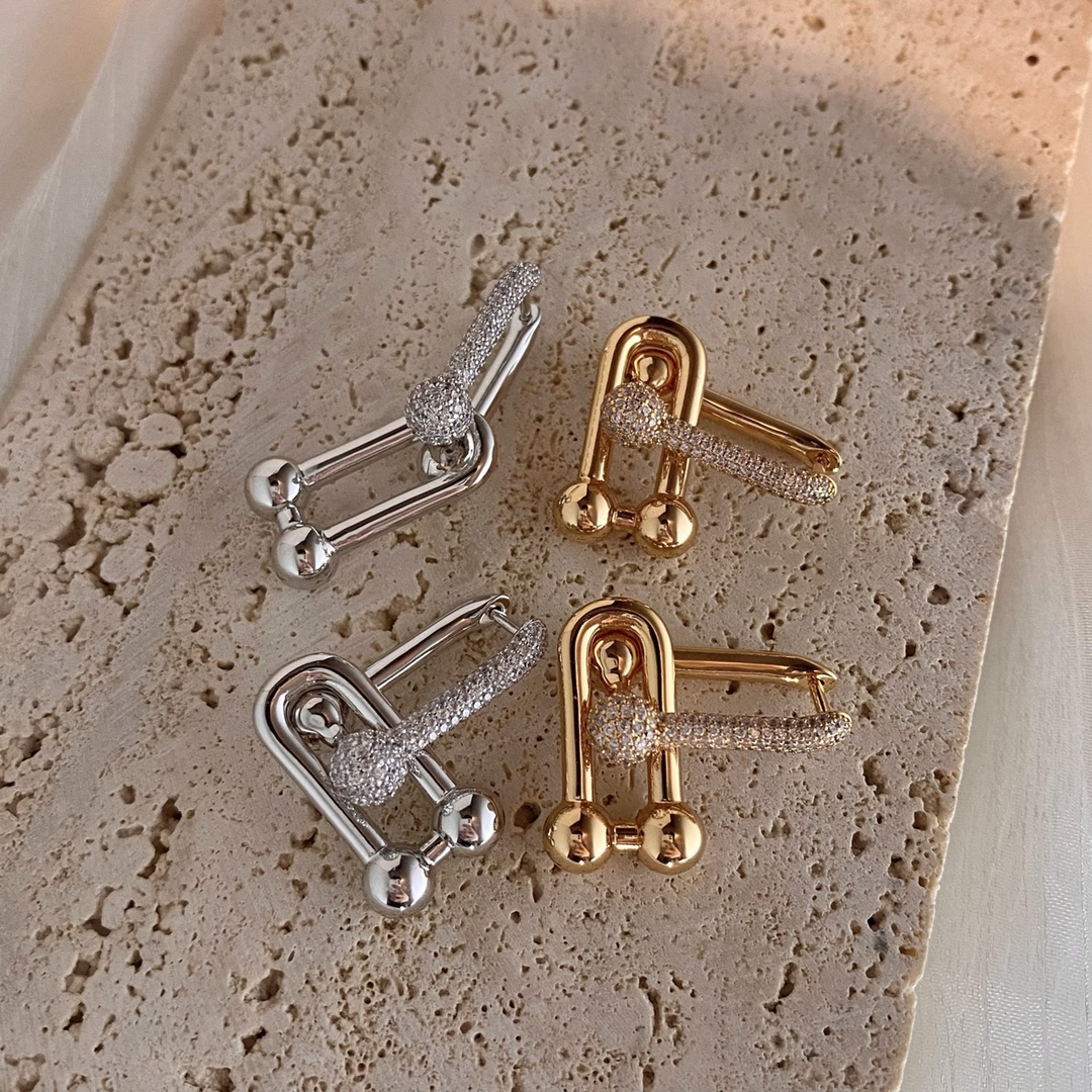 NO:108059,The T HardWear series coexists with elegance and subversive spirit, sensitively captures the essence and energy of fashionable women walking in New York. The classic link design highlights charming charm. It is both rebellious and refined, strong and charming, showing the charm of the city!  Convey the ultimate femininity and urban style, fine jewelry19860909T HardWear 系列优雅与颠覆精神并存,敏感捕捉到漫步纽约的时尚女性的精髓与能量.经典的链环设计彰显迷人魅力. 兼具叛逆与精致,刚强和魅力,尽显都市魅力！ 将极致女人味与都市风格,饰品精品,Jewelry