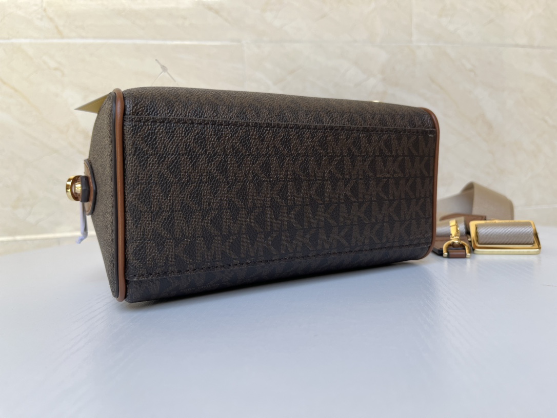 Michael Kors ～MK2022新款TRAVEL小号宽肩带老花波士顿枕头包 搭配宽肩带设计 肩带可以任意调节长短