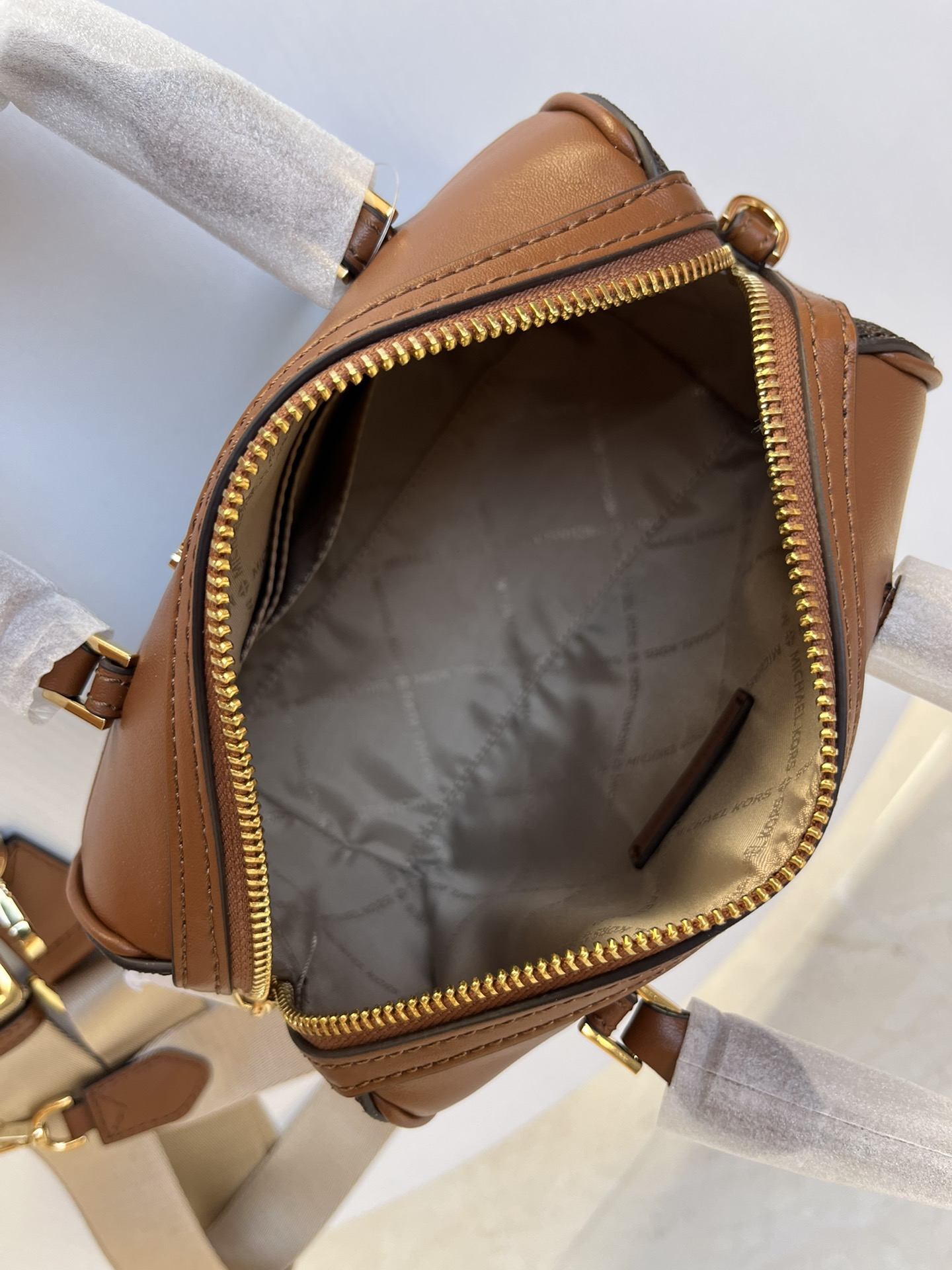 Michael Kors ～MK2022新款TRAVEL小号宽肩带老花波士顿枕头包 搭配宽肩带设计 肩带可以任意调节长短