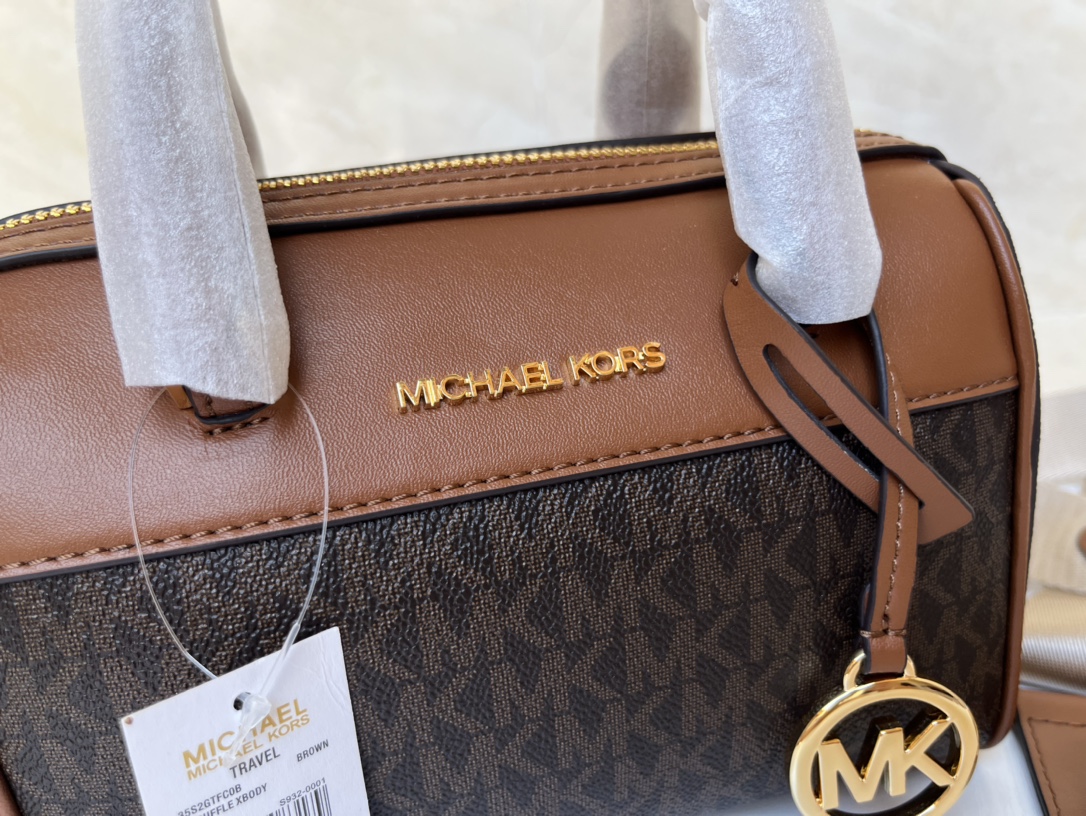 Michael Kors ～MK2022新款TRAVEL小号宽肩带老花波士顿枕头包 搭配宽肩带设计 肩带可以任意调节长短