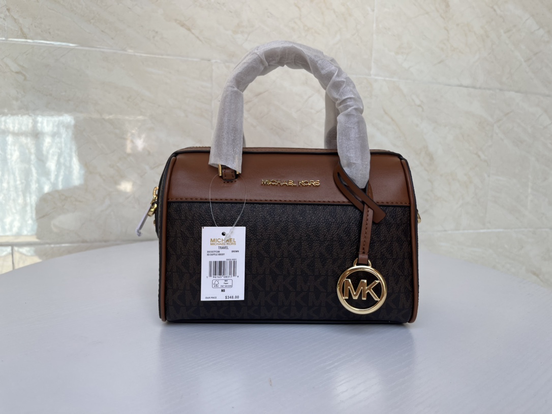 Michael Kors ～MK2022新款TRAVEL小号宽肩带老花波士顿枕头包 搭配宽肩带设计 肩带可以任意调节长短