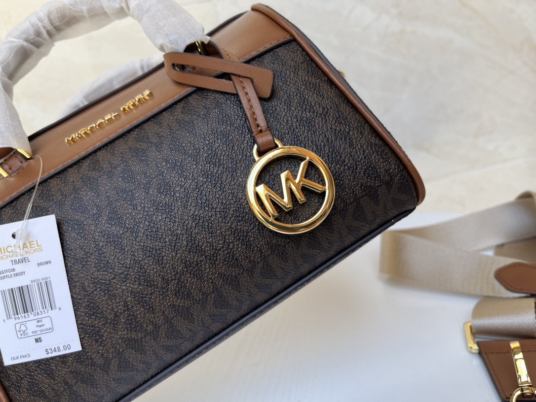 Michael Kors ～MK2022新款TRAVEL小号宽肩带老花波士顿枕头包 搭配宽肩带设计 肩带可以任意调节长短