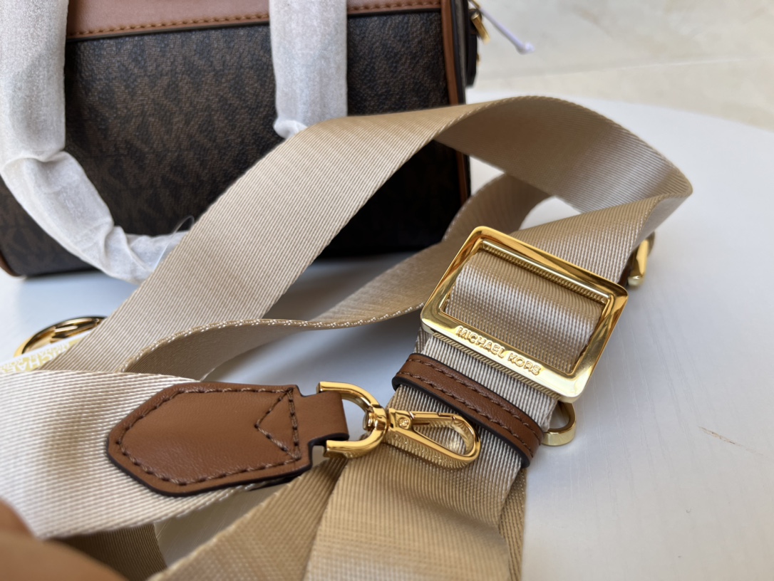 Michael Kors ～MK2022新款TRAVEL小号宽肩带老花波士顿枕头包 搭配宽肩带设计 肩带可以任意调节长短