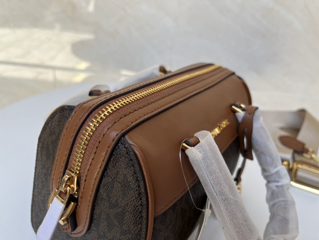 Michael Kors ～MK2022新款TRAVEL小号宽肩带老花波士顿枕头包 搭配宽肩带设计 肩带可以任意调节长短