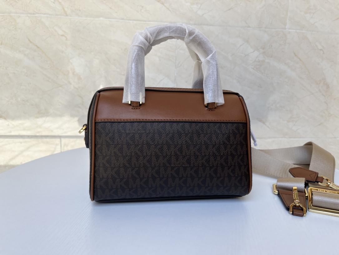 Michael Kors ～MK2022新款TRAVEL小号宽肩带老花波士顿枕头包 搭配宽肩带设计 肩带可以任意调节长短