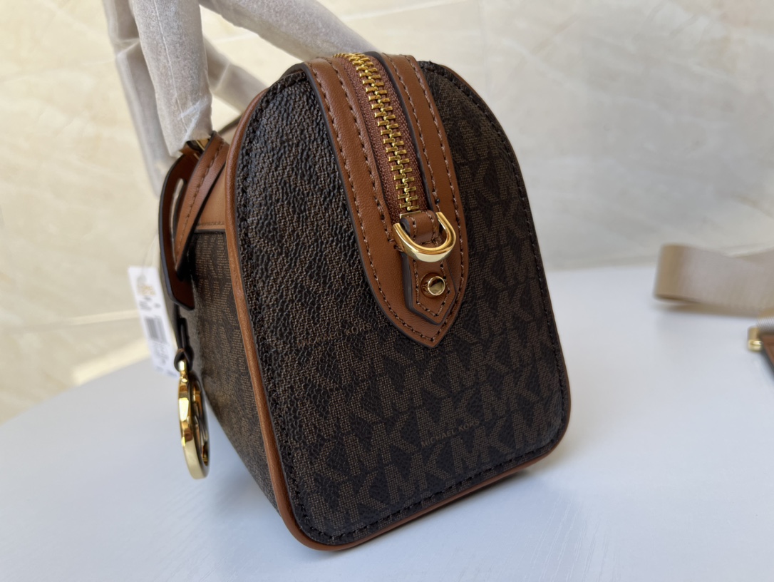 Michael Kors ～MK2022新款TRAVEL小号宽肩带老花波士顿枕头包 搭配宽肩带设计 肩带可以任意调节长短