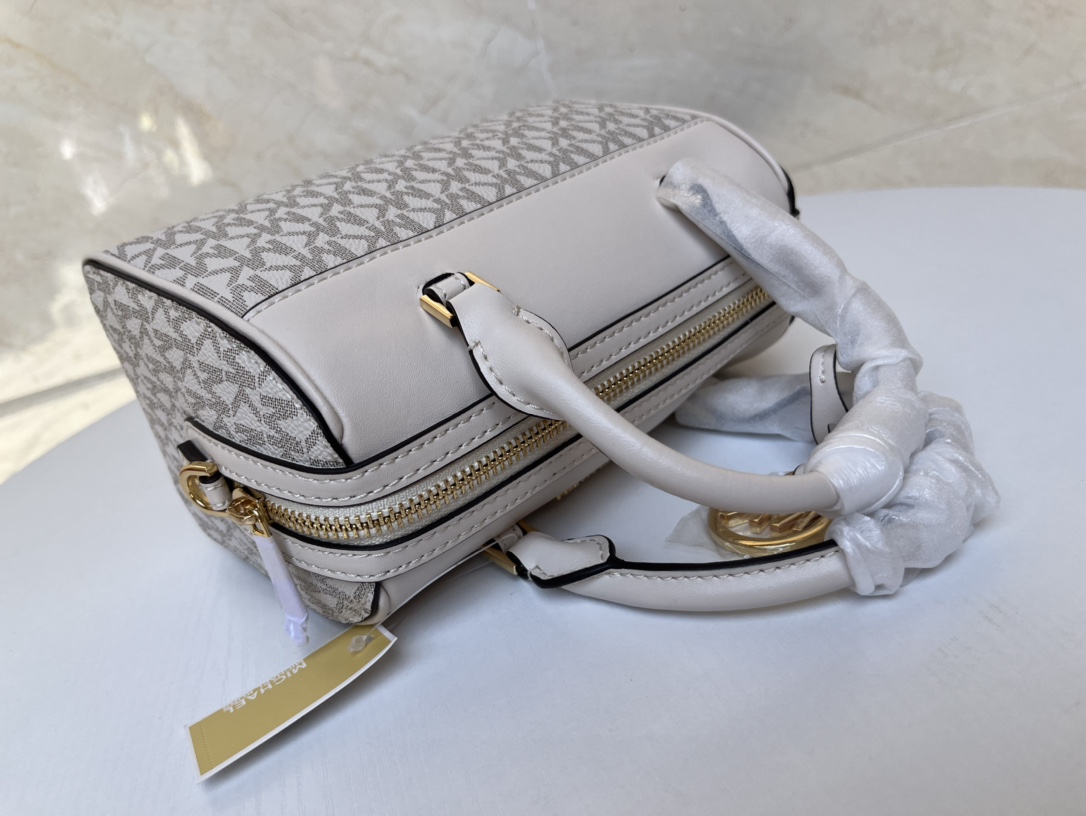 Michael Kors ～MK2022新款TRAVEL小号宽肩带老花波士顿枕头包 搭配宽肩带设计 肩带可以任意调节长短