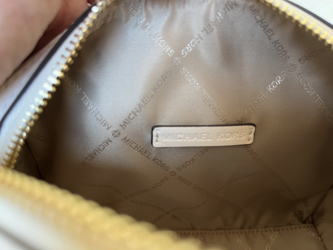 Michael Kors ～MK2022新款TRAVEL小号宽肩带老花波士顿枕头包 搭配宽肩带设计 肩带可以任意调节长短